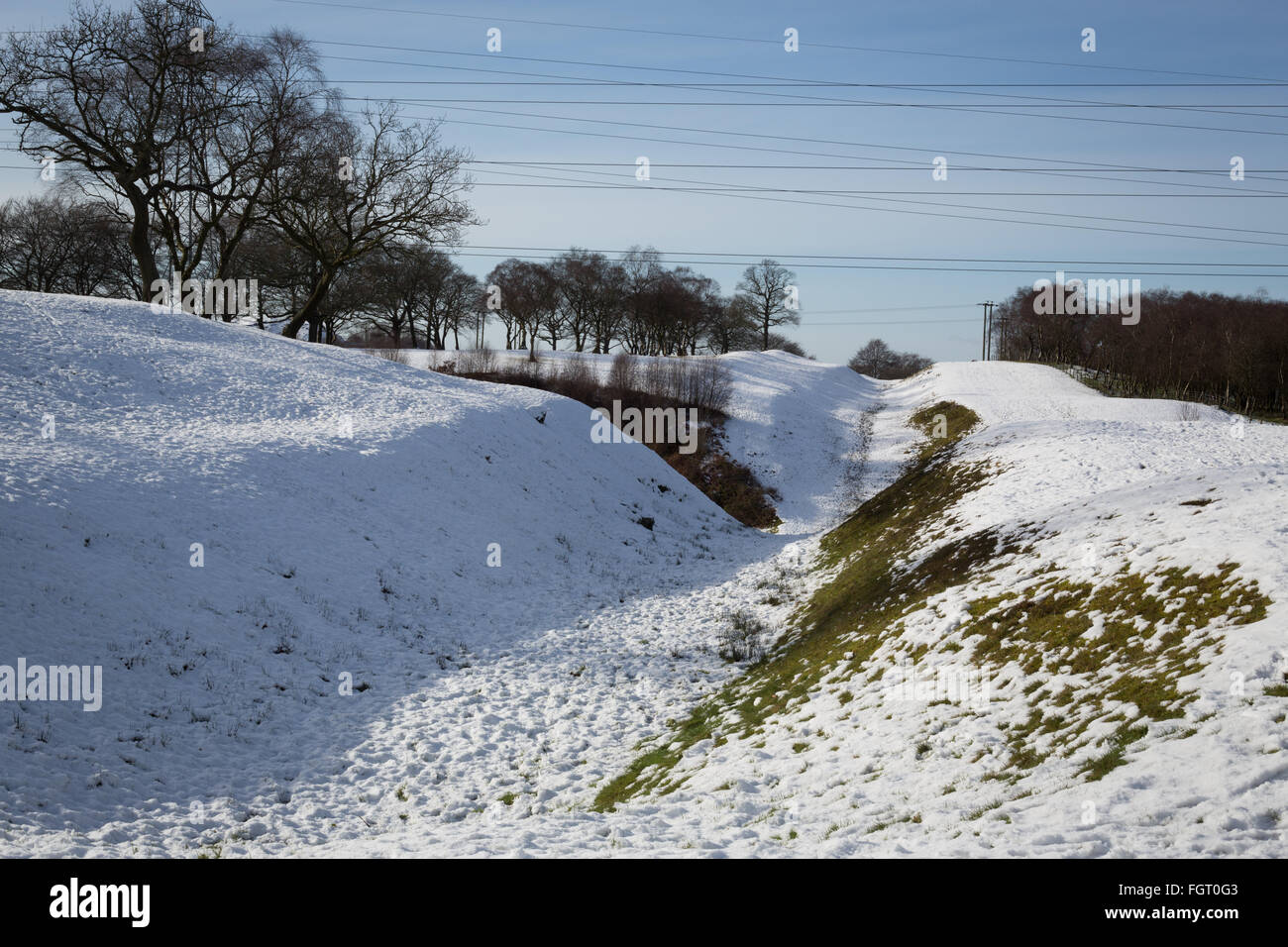 Fosso di epoca romana Antonine Wall, vicino Rough Castle Roman Fort, a Falkirk, Scozia. Foto Stock