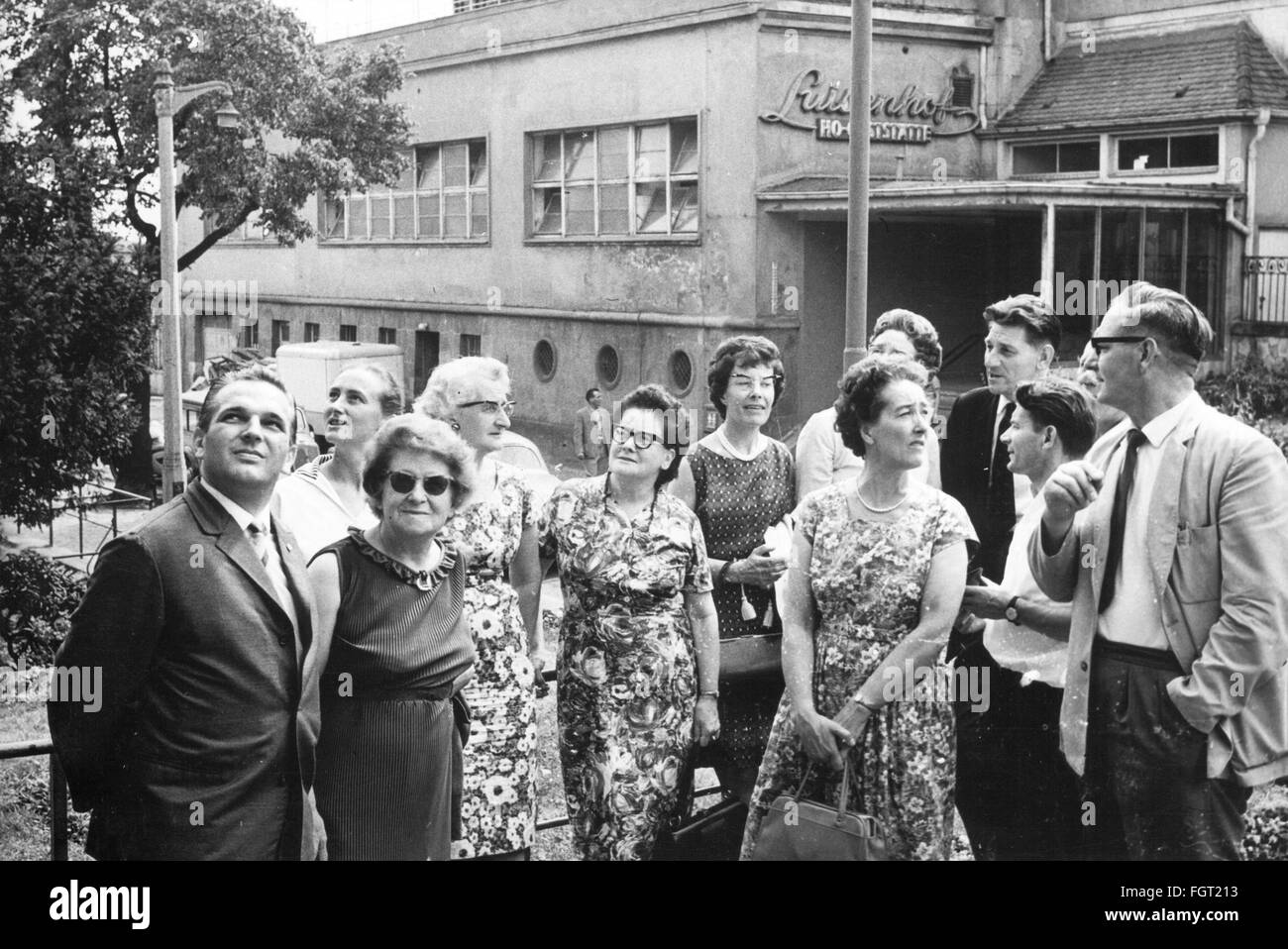 Geografia / viaggio, Germania, Dresda, persone, gruppo di lavoratori di una cooperativa britannica di fronte al ristorante Luisenhof, 25.7.1964, diritti aggiuntivi-clearences-non disponibile Foto Stock