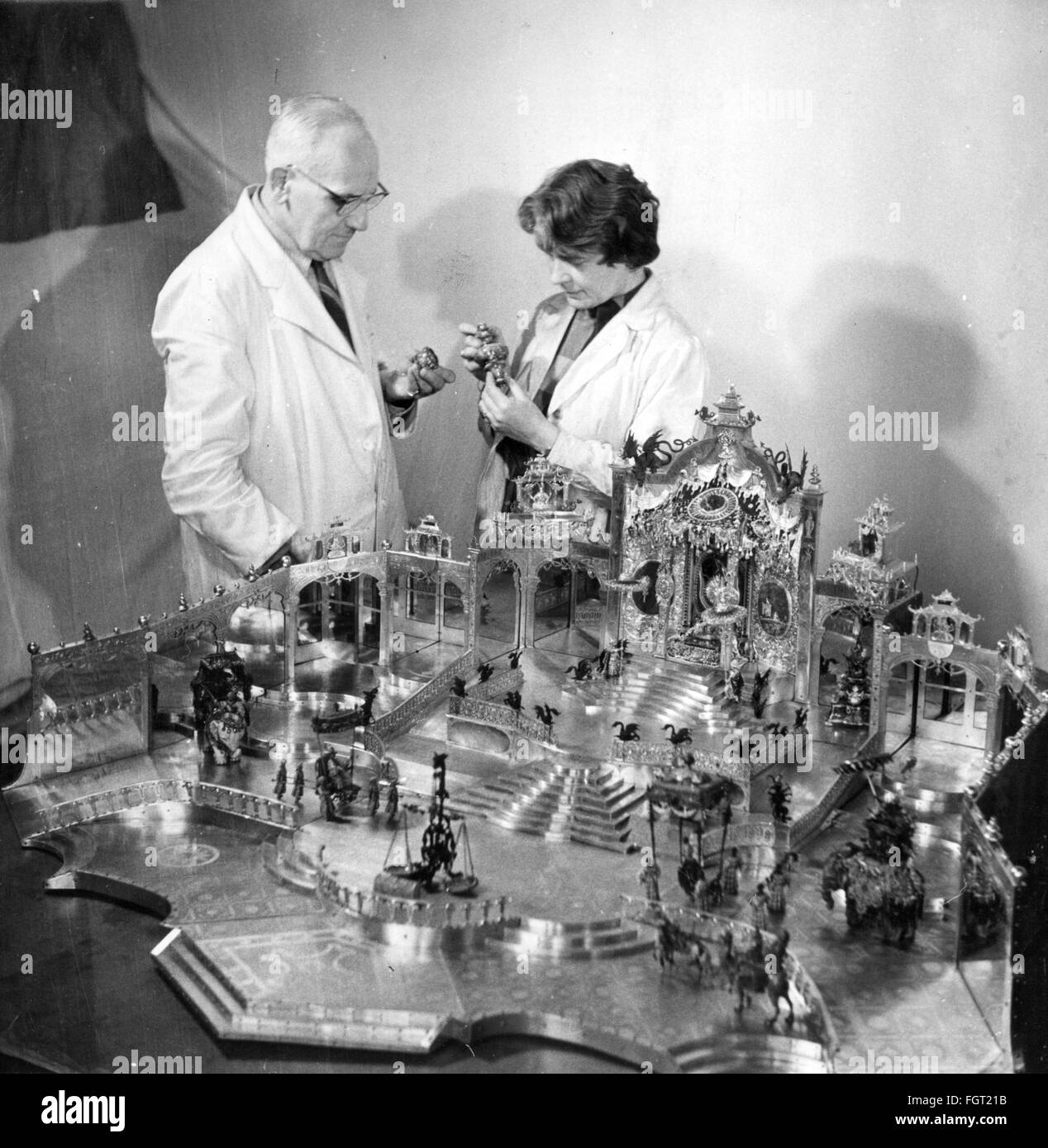 Persone, professioni, conservatori, conservatori Eva Herzog ans Kurt Kuehn che lavorano al gruppo 'la Corte dell'Imperatore Mughal', Gruenes Gewoelbe, Dresda, 20.4.1960, diritti aggiuntivi-clearences-non disponibili Foto Stock