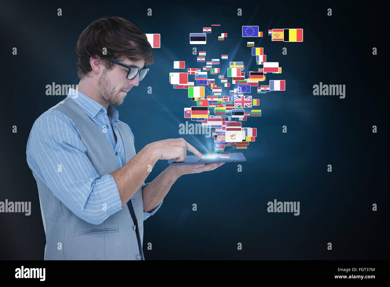 Immagine composita della vista laterale di uomo bello utilizzando tablet pc Foto Stock