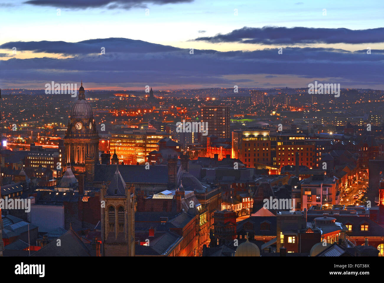 Leeds town hall e lo skyline al tramonto Yorkshire Regno Unito Foto Stock