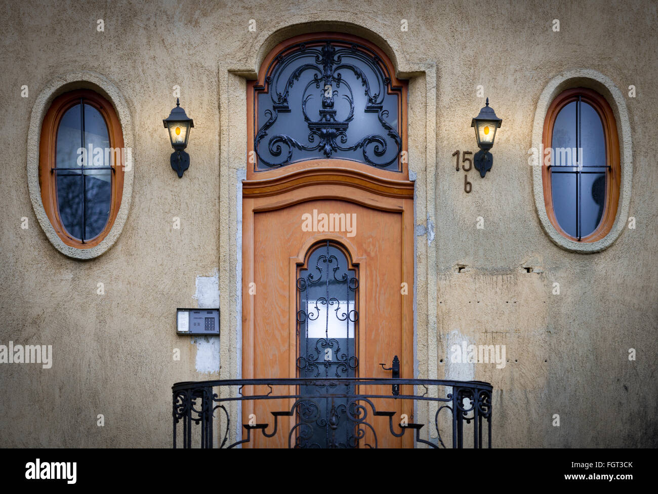 Bella e antica architettura di Budapest. Esterno della casa con l'annata di porte e finestre. Ungheria, l'Europa. Foto Stock