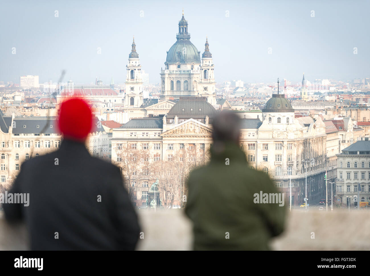 Vista sulla parte di Pest della città di Budapest con Santo Stefano Chiesa in background. Due turisti in primo piano. Ungheria, l'Europa. Foto Stock