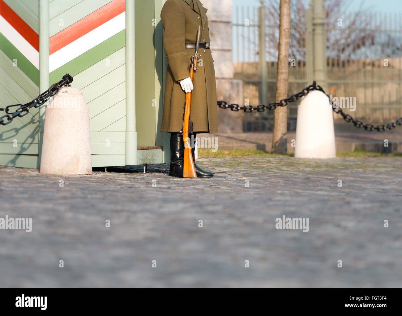 Soldato di guardia al Castello di Buda Hill vicino al palazzo presidenziale. Centro storico della città di Budapest, Ungheria, l'Europa. Famoso destina di viaggio Foto Stock