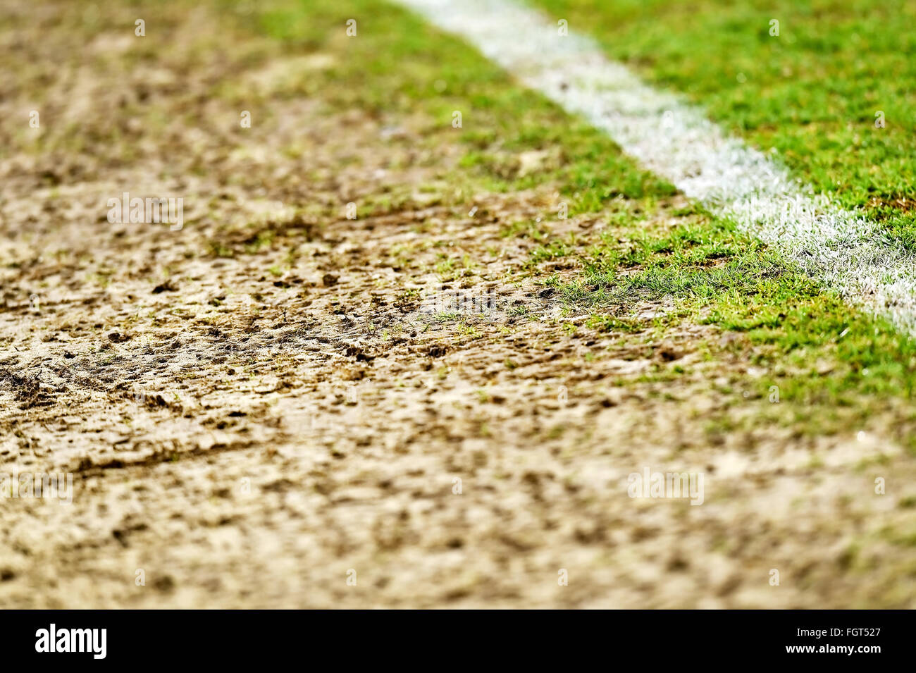 Dettaglio shot con tappeto erboso danneggiato sull'attività complementare di un campo di calcio Foto Stock