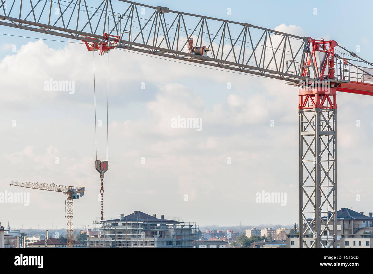 La gru e la costruzione dell'edificio sito contro il cielo blu Foto Stock