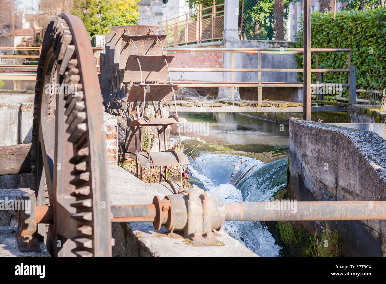 Vecchio ferro da stiro a ruota di un mulino ad acqua. Le rovine di un mulino ad acqua. Foto Stock