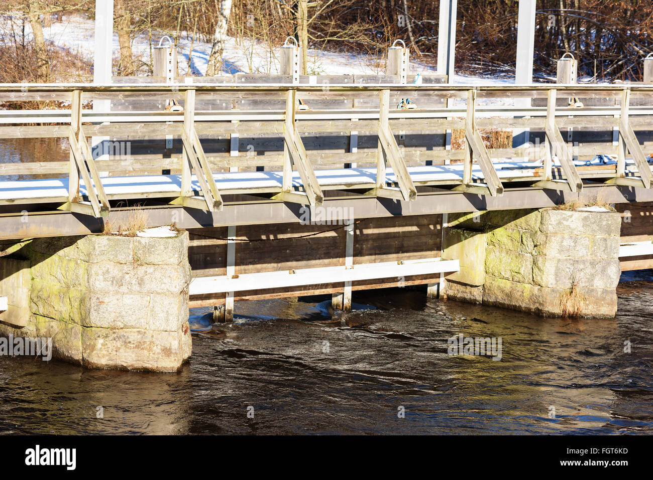 Dettaglio di una sezione di un cancello di acqua sulle rive di un fiume. Foto Stock