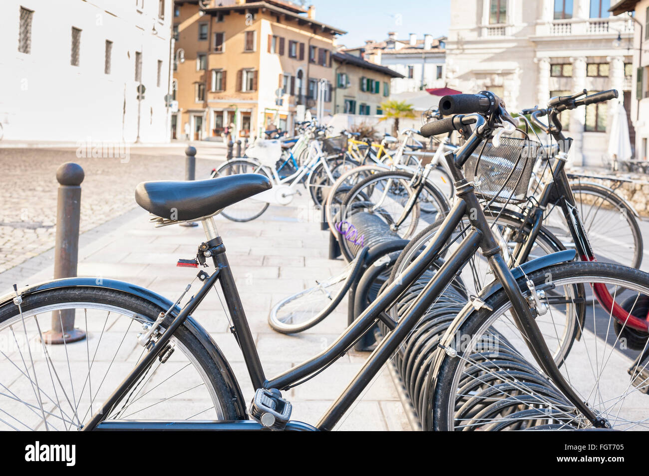 Bicicletta parcheggiata su un rack in una grande città. Foto Stock