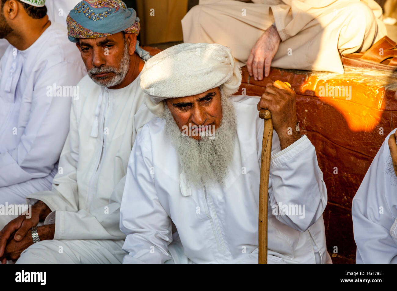 Anziani Omani uomini presso il venerdì il mercato del bestiame, Nizwa, Ad Dakhiliyah Regione, Oman Foto Stock