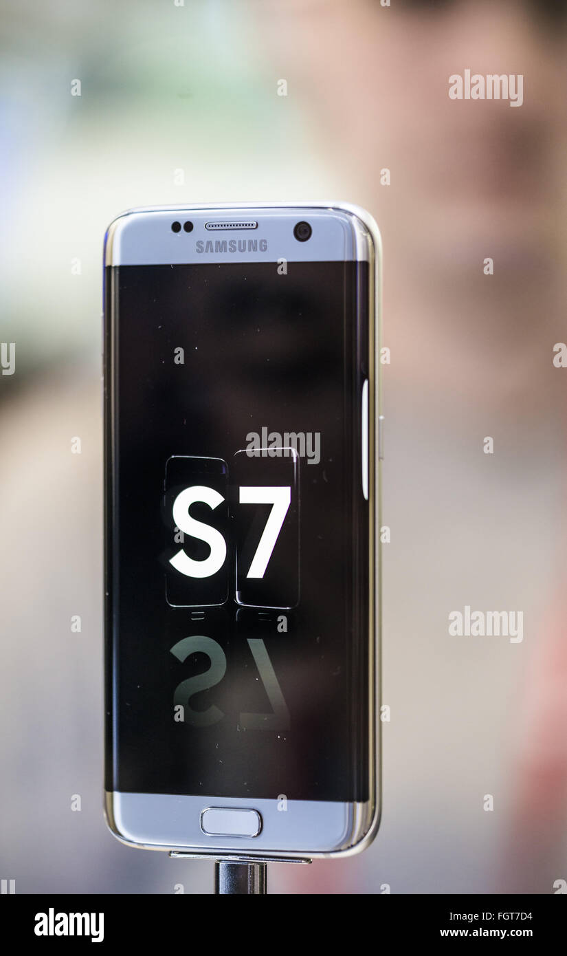 Samsung galaxy s7 edge immagini e fotografie stock ad alta risoluzione -  Alamy