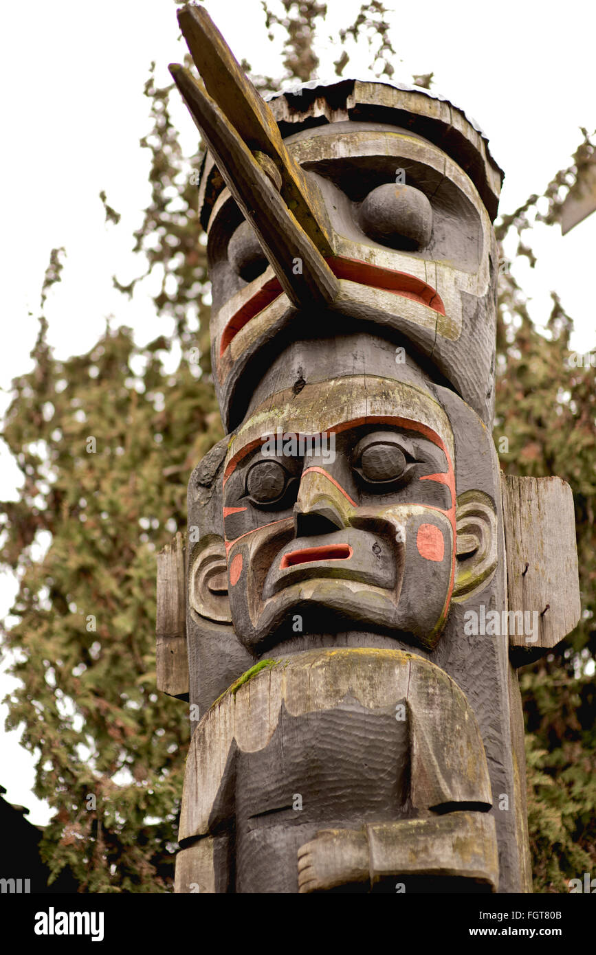 Umano e Raven 2, Thunder bird totem parco,l'isola di Vancouver Foto Stock