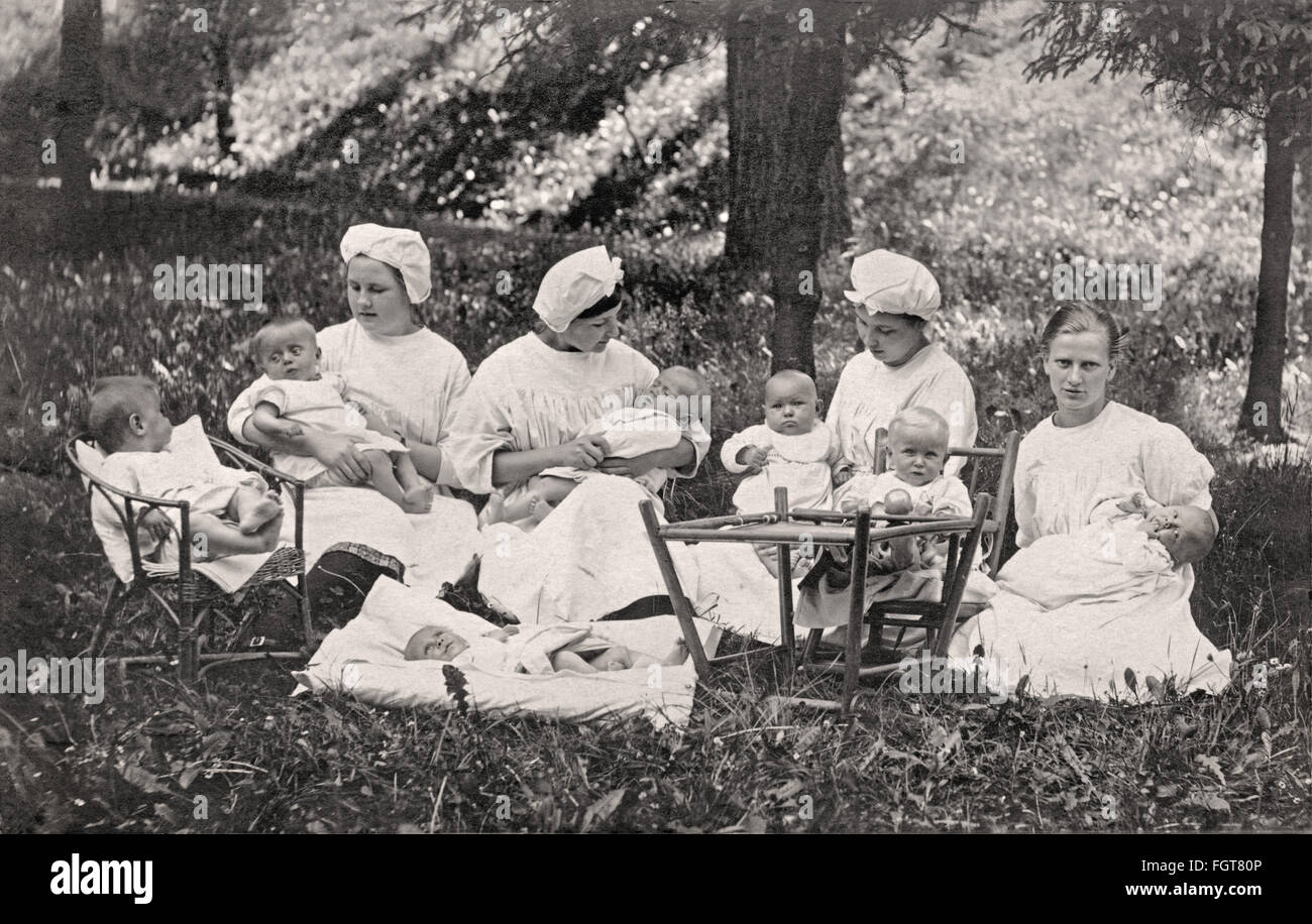 Persone, professione, nanny, infermieri genitori bambini, Germania, circa 1925, diritti aggiuntivi-clearences-non disponibile Foto Stock