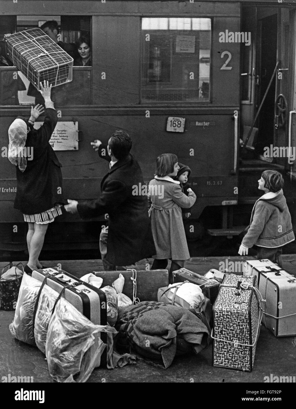 Geografia / viaggio, Germania, persone, arrivo di lavoratori stranieri greci, stazione centrale, Monaco, 1965, diritti aggiuntivi-clearences-non disponibile Foto Stock