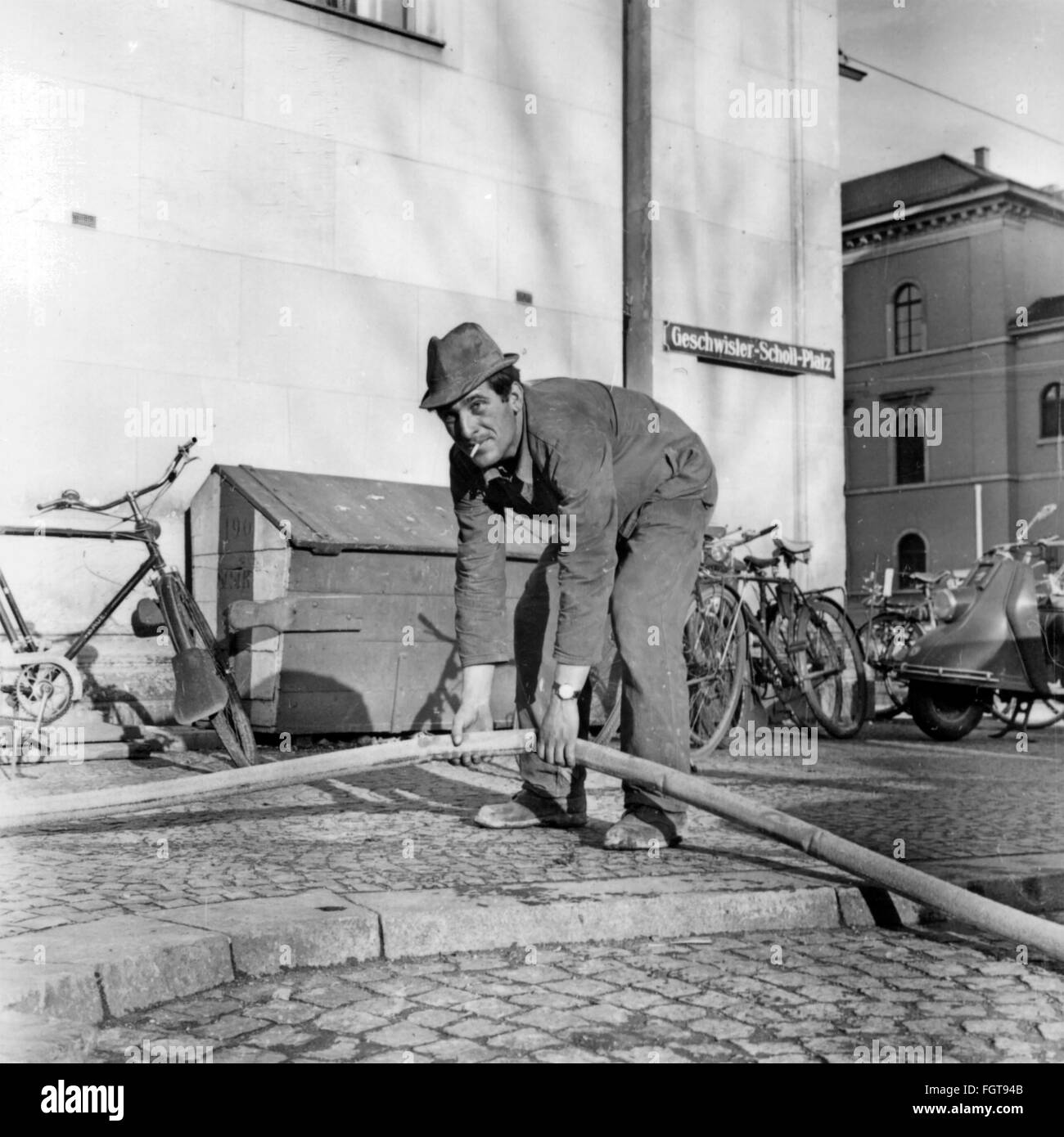 Geografia / viaggio, Germania, persona, lavoratore straniero che posa un tubo flessibile, Piazza Geschwister Scholl, Monaco, 1965, diritti aggiuntivi-clearences-non disponibile Foto Stock