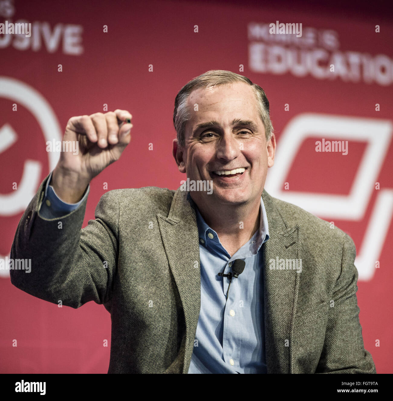 Febbraio 22, 2016 - L'Hospitalet De Llobregat, Catalogna, Spagna - BRIAN KRZANICH, CEO Intel Corporation, dimostra un chip al keynote 'Mobile di perturbazioni' durante il primo giorno dell'annuale Mobile World Congress, uno degli eventi più importanti per le tecnologie mobili e un trampolino di lancio per gli smartphone, le future tecnologie, i dispositivi e le periferiche. L'edizione 2016 corre sotto il tema generale del 'Mobile è tutto' espandendo la MWC per coprire ogni aspevt del mobile. © Matthias Oesterle/ZUMA filo/Alamy Live News Foto Stock