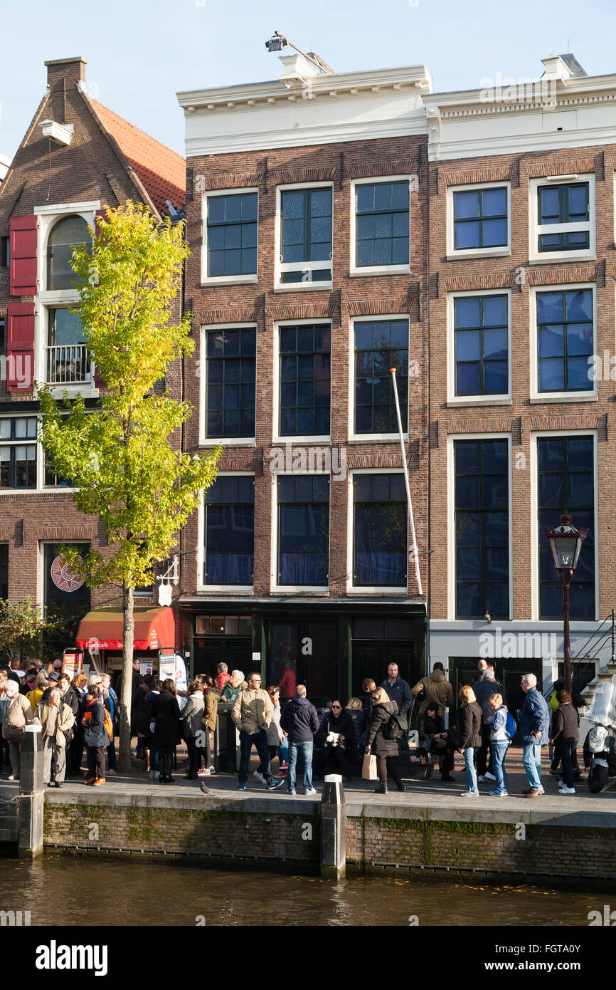 Turistico / turisti / i visitatori nella parte anteriore della casa di Anne Frank 's House / museum di Amsterdam, Olanda. I Paesi Bassi. Foto Stock