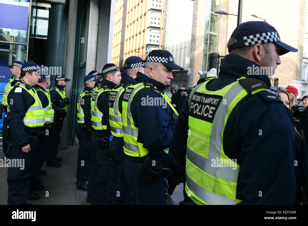 Manifestanti hanno tenuto una manifestazione di protesta a St Pancras stazione ferroviaria chiedendo al governo di aprire boarders e consentono di asilo per i profughi di Calais giungla campo dotato di: atmosfera dove: Londra, Regno Unito quando: 16 Gen 2016 Foto Stock