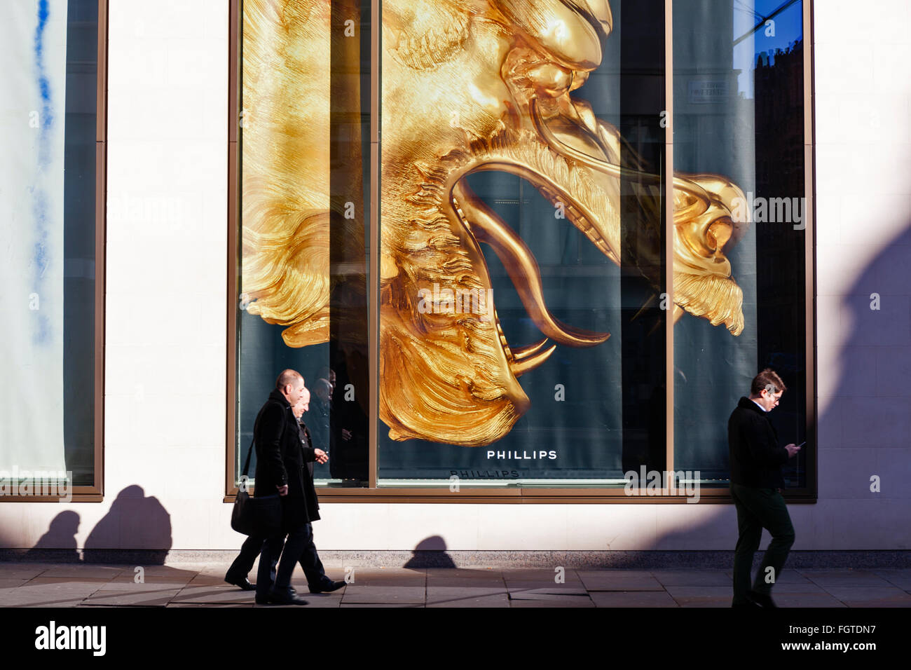 Cinese gigante Golden Dragon poster vetrina a Mayfair, Londra. Foto Stock