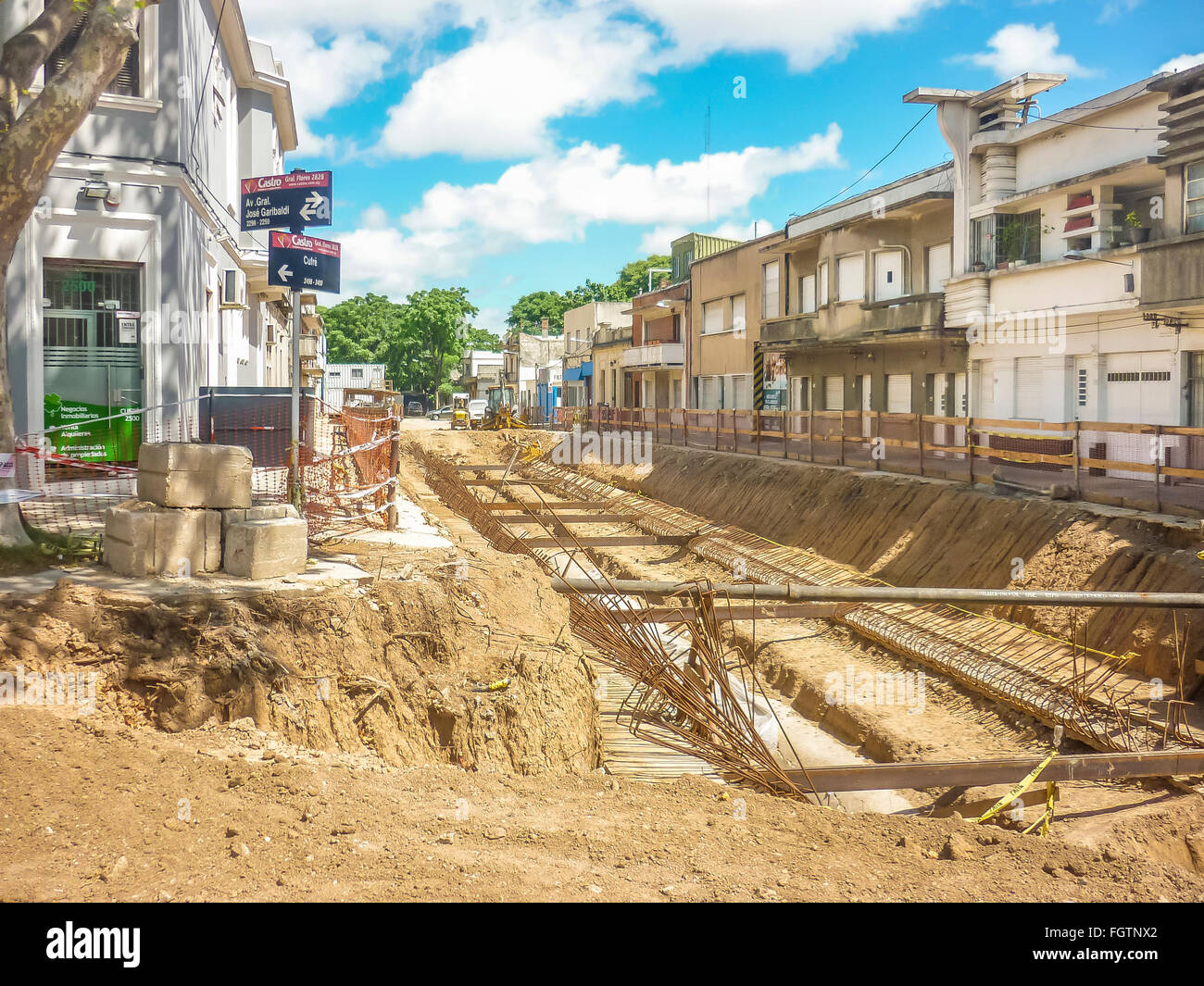 MONTEVIDEO, Uruguay, febbraio - 2016 -Vista prospettica colpo di street, riparazione presso SUNY luminoso giorno di Montevideo, Uruguay Foto Stock