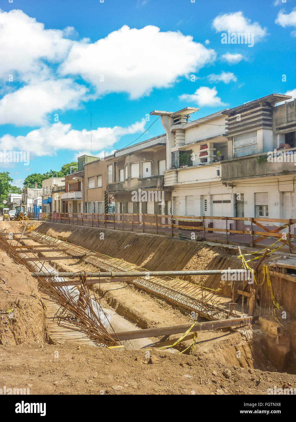 MONTEVIDEO, Uruguay, febbraio - 2016 -Vista prospettica colpo di street, riparazione presso SUNY luminoso giorno di Montevideo, Uruguay Foto Stock