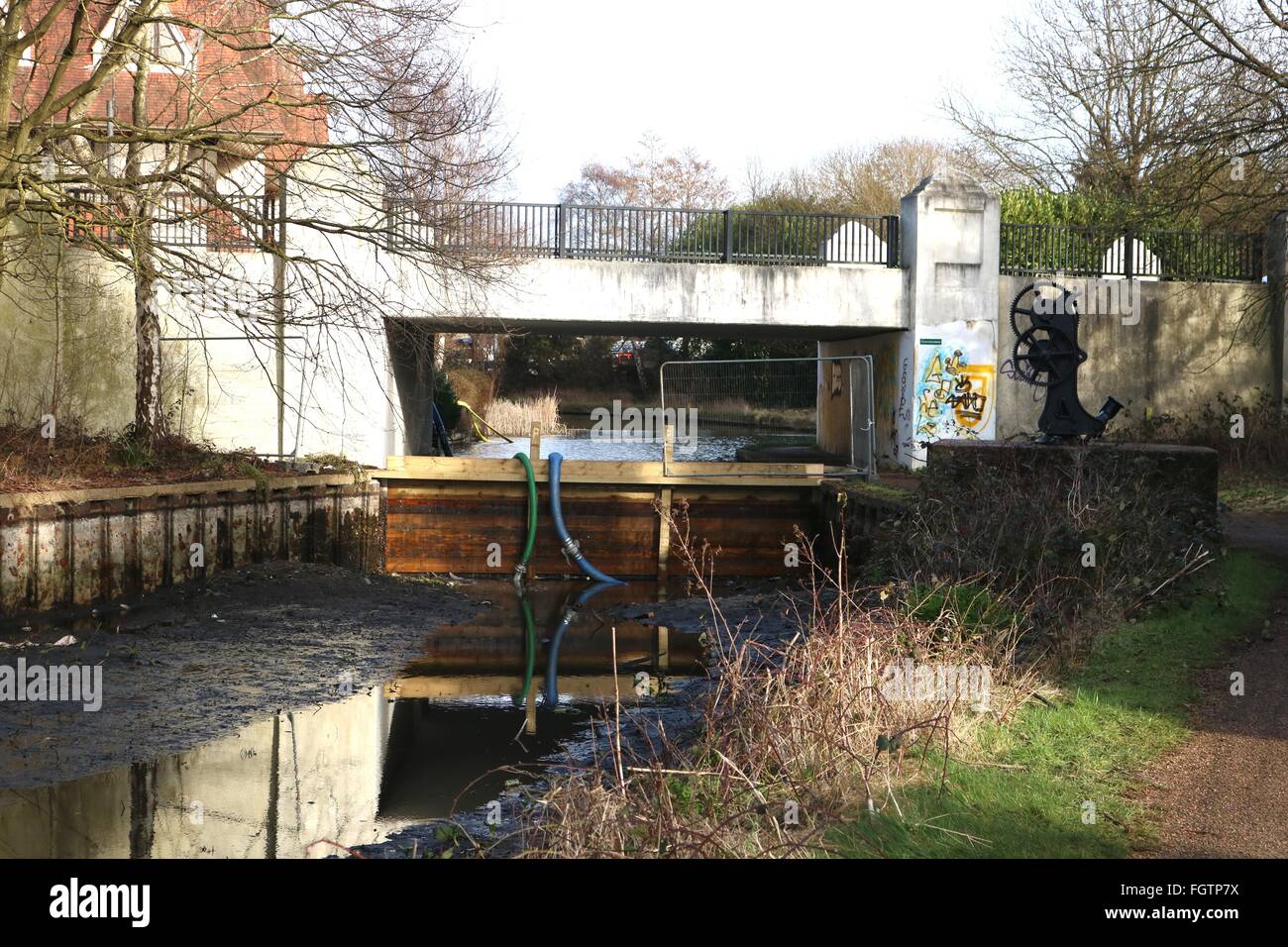 Basingstoke Canal a Woking, Surrey, scaricato pronto per lavori di riparazione. Foto Stock