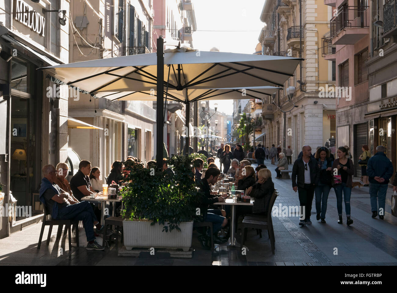 Street Café nella zona pedonale, Città Bassa, Sanremo, Riviera, Liguria, Italia Foto Stock