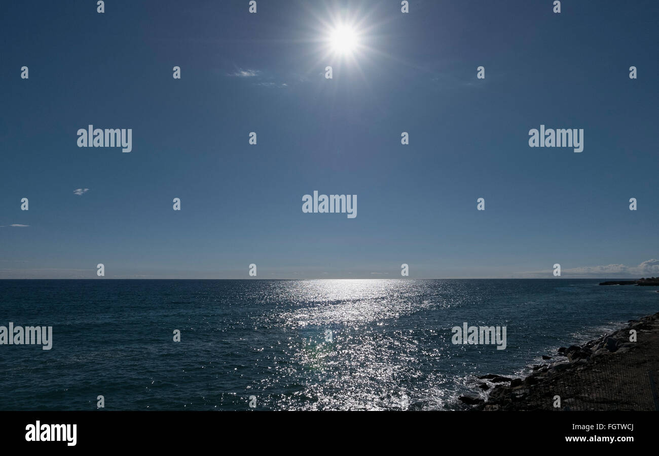 Blaues Meer, blauer Himmel, Sanremo, Riviera, Ligurien, Italien | mare blu, blu cielo, Sanremo, Riviera, Liguria, Italia Foto Stock