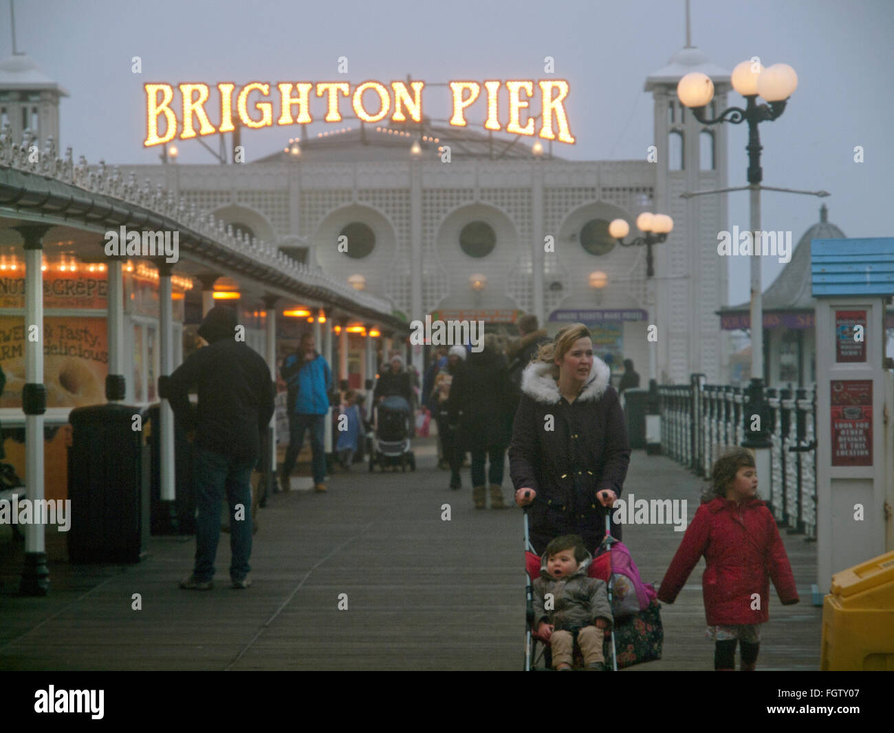 Una giornata invernale e sul molo di Brighton Foto Stock