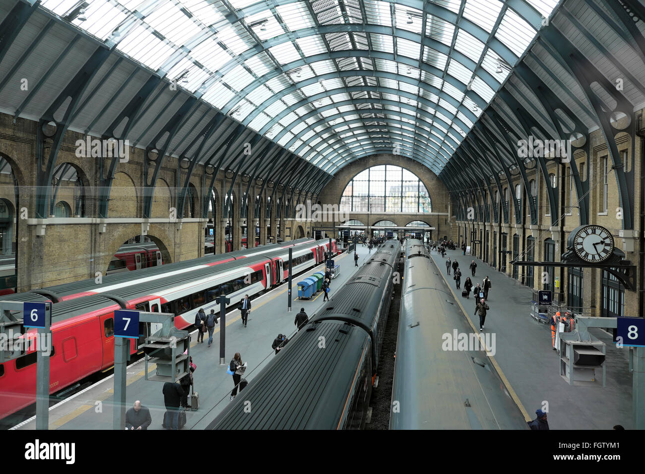 Passeggeri sulla piattaforma di salire a bordo dei treni presso la stazione di Kings Cross a Londra KATHY DEWITT Foto Stock