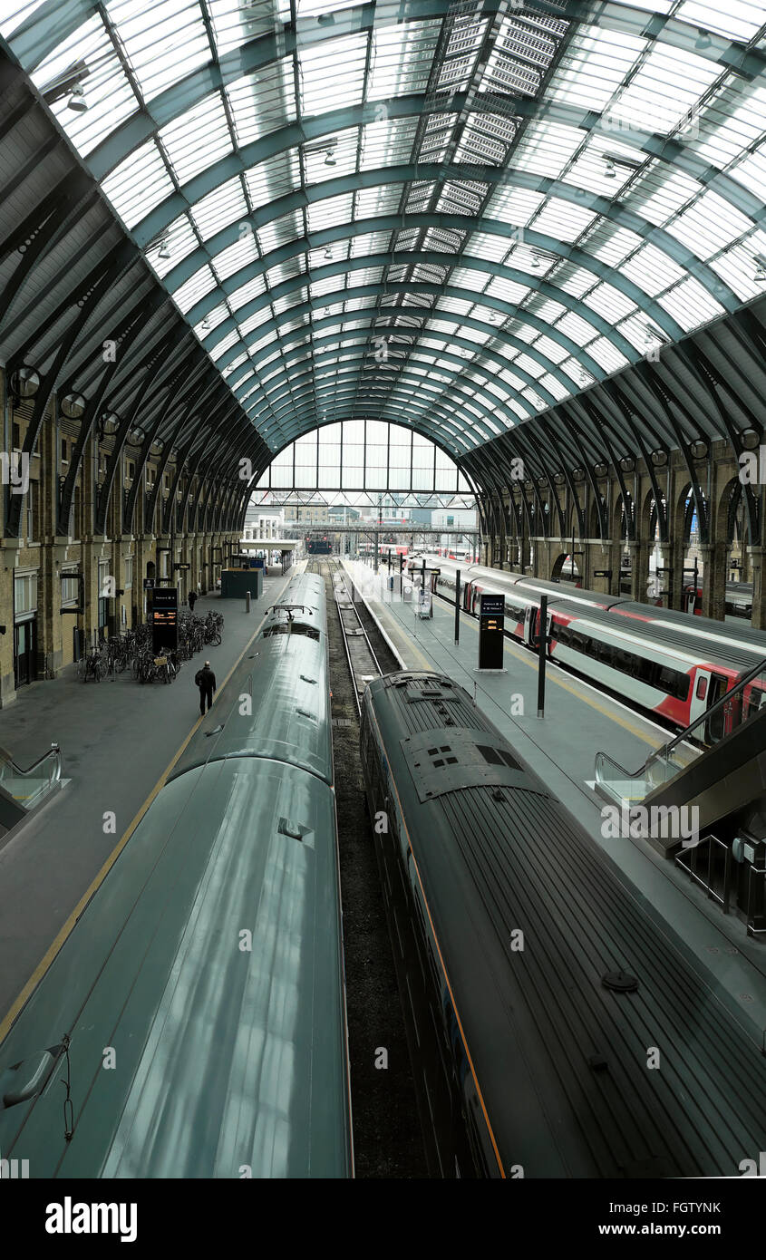 Vista verticale al di sopra dei treni guardando a nord interno dalla stazione Kings Cross tetto di vetro architettura a Londra KATHY DEWITT Foto Stock