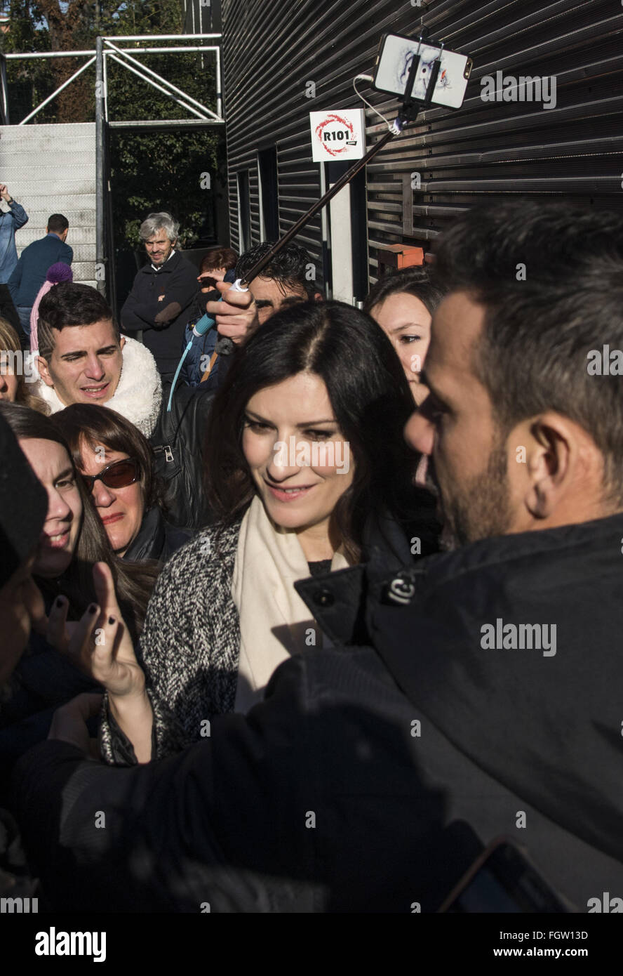 Laura Pausini viene assaliti dai fan come lei visita Radio 101 con: Laura  Pausini Dove: Milano, Italia Quando: 20 Gen 2016 Foto stock - Alamy