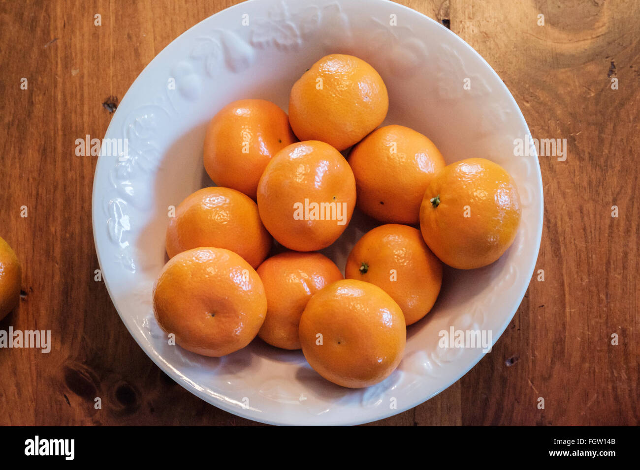 Mandarini arance, Citrus reticulata, in una vaschetta di colore bianco. Ripresa dall'alto. Foto Stock