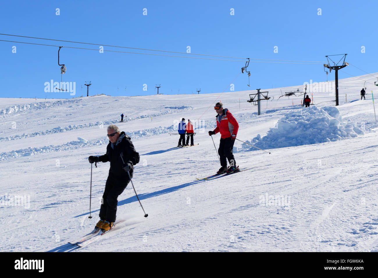 Gli sciatori sulle discese a Cairngorm Mountain Ski Center, Aviemore, Highlands scozzesi, REGNO UNITO Foto Stock