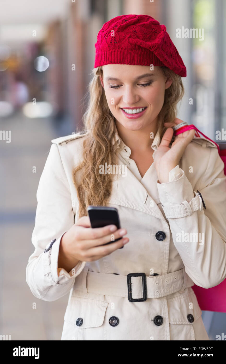 Un felice donna sorridente utilizzando il suo telefono Foto Stock