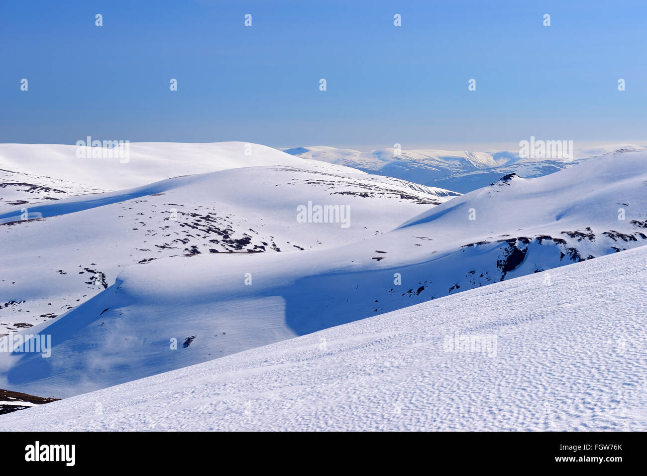 Vista su tutta da Cairngorm Mountain Ski Center, Aviemore, Highlands scozzesi, REGNO UNITO Foto Stock