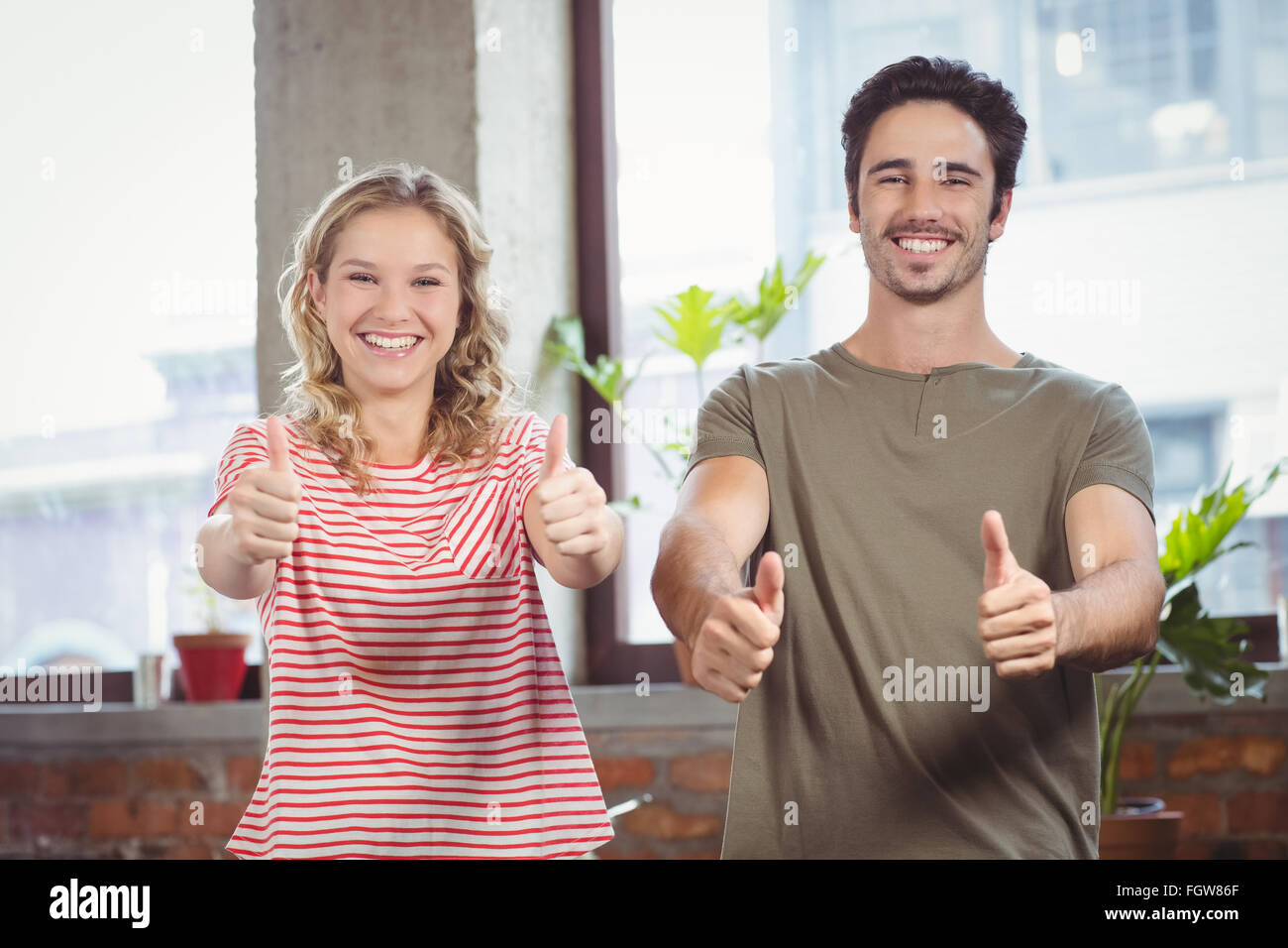 La gente di affari dando pollice in alto Foto Stock