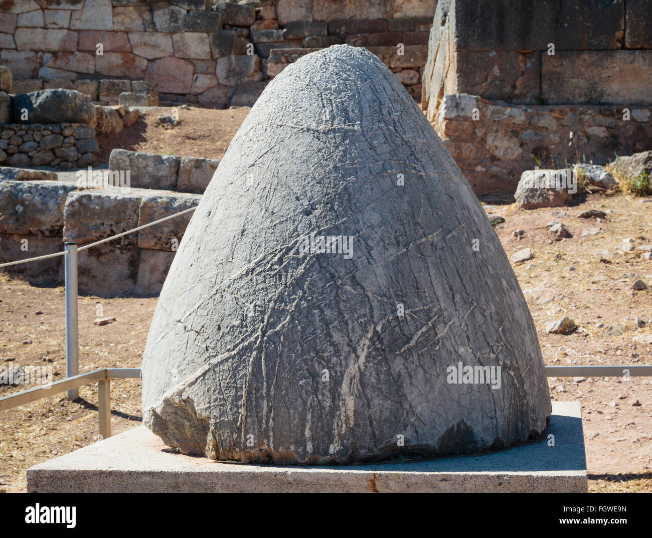Antica Delphi, Phocis, Grecia. L'Omphalos, o navel, di antica Delphi. Foto Stock