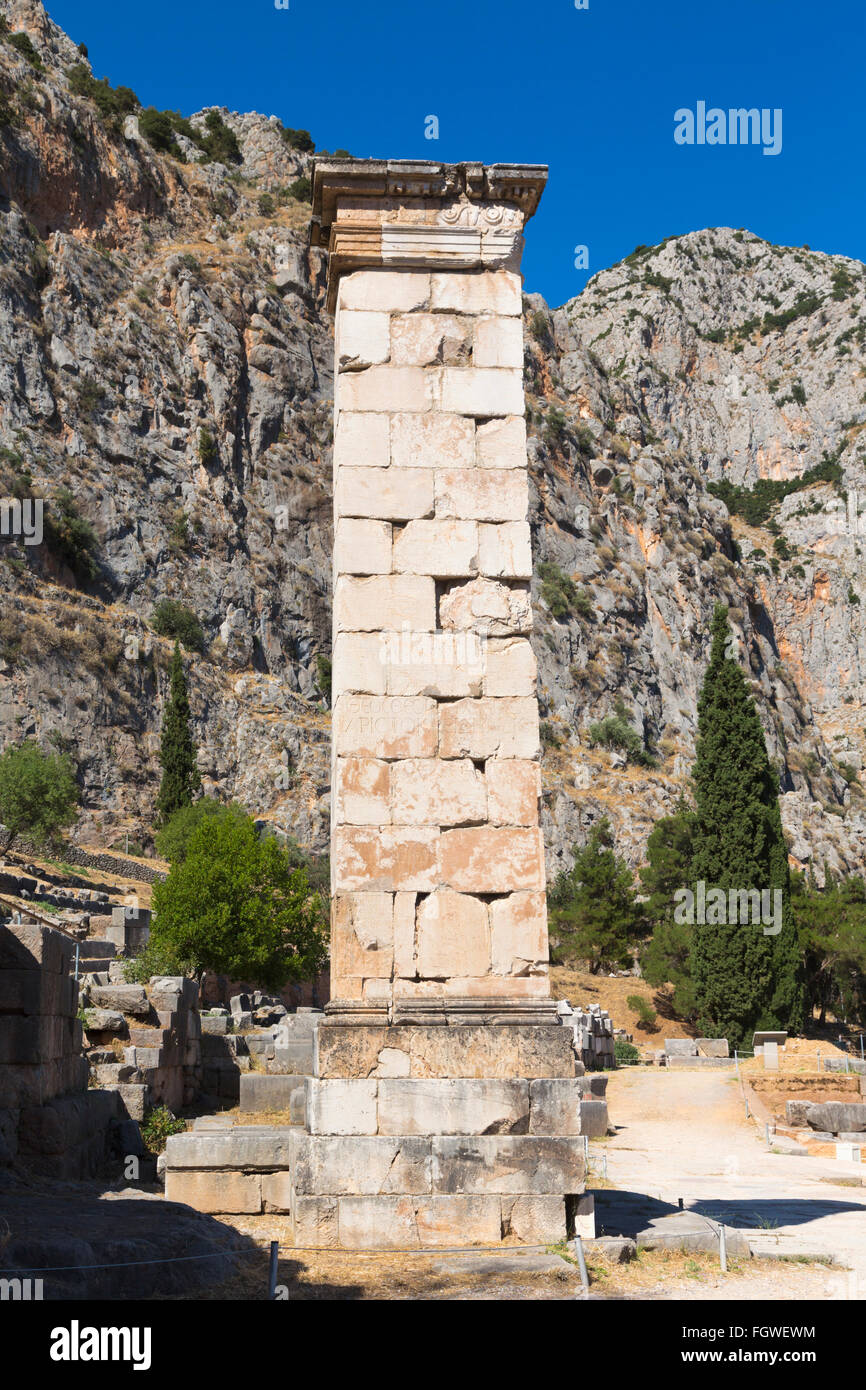 Antica Delphi, Phocis, Grecia. Il pilastro di Prusias II, (circa 220 A.C. - 149 a.C.), il re greco della Bitinia. Foto Stock