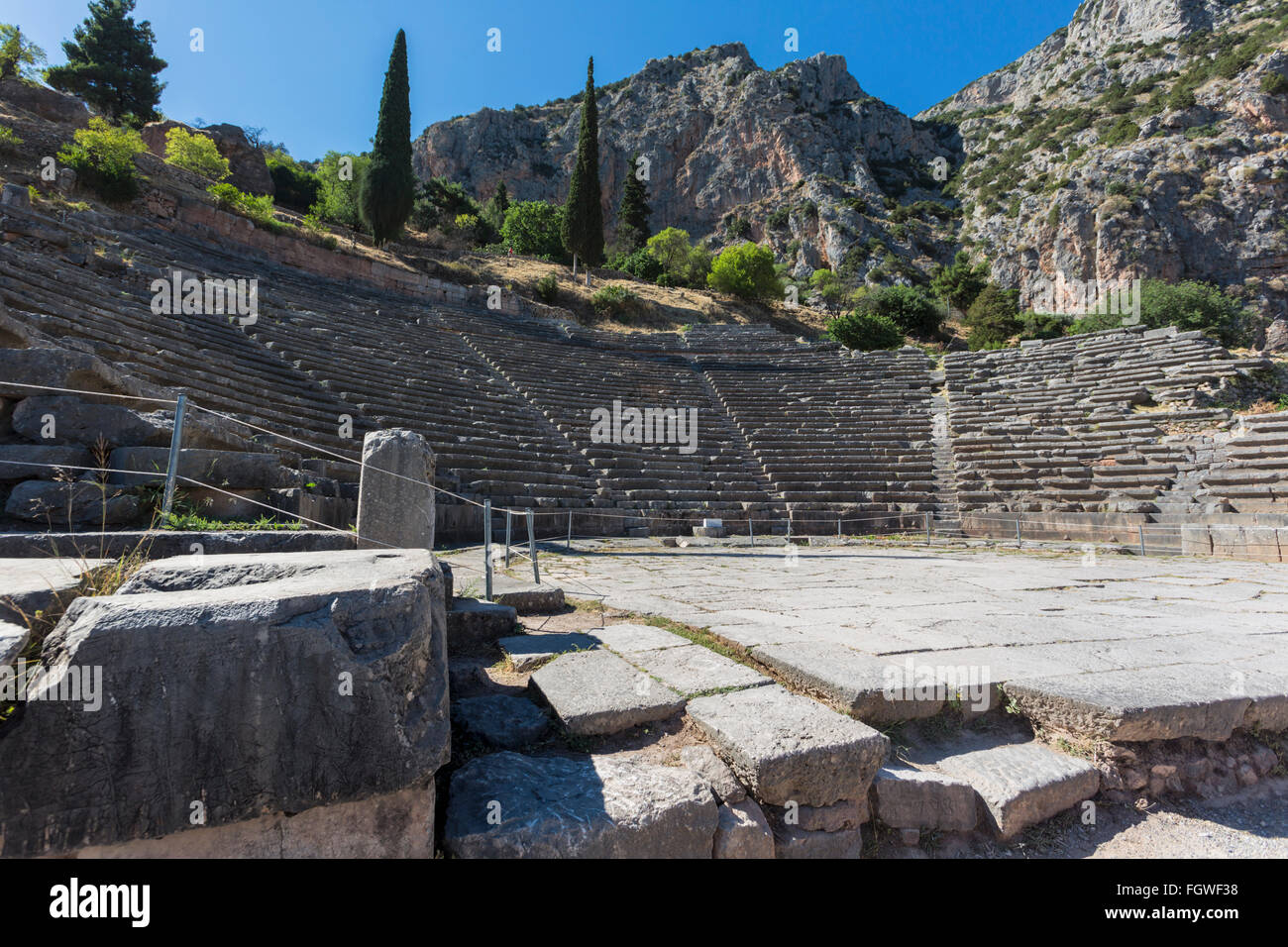 Antica Delphi, Phocis, Grecia. Il teatro di Delfi, risalente al IV secolo A.C. Foto Stock