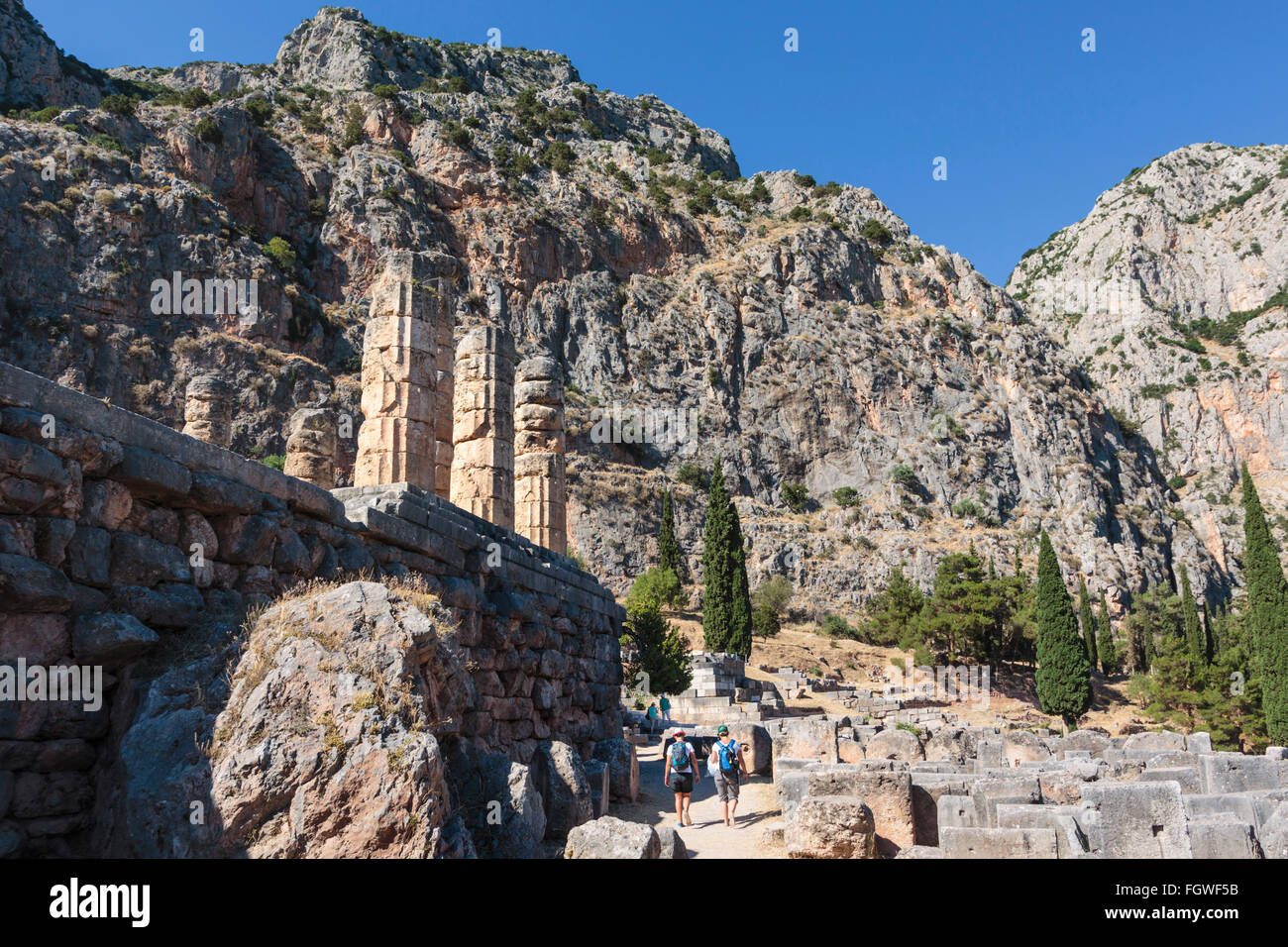 Antica Delphi, Phocis, Grecia. Resti del Tempio di Apollo. Oggi le rovine visibili risalgono al IV secolo A.C. Foto Stock
