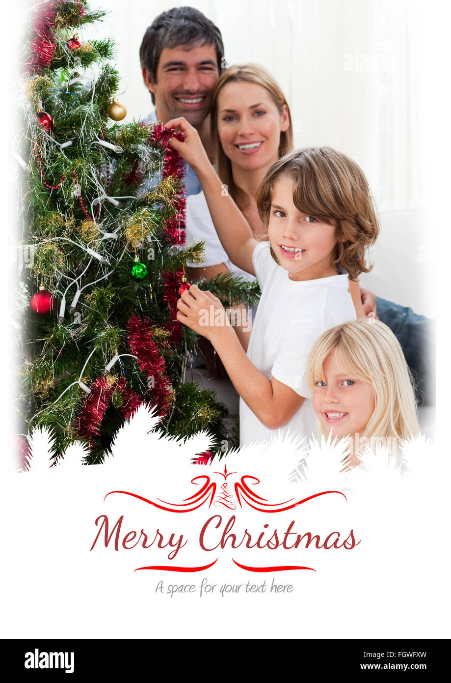 Immagine composita della giovane famiglia decorare un albero di natale Foto Stock