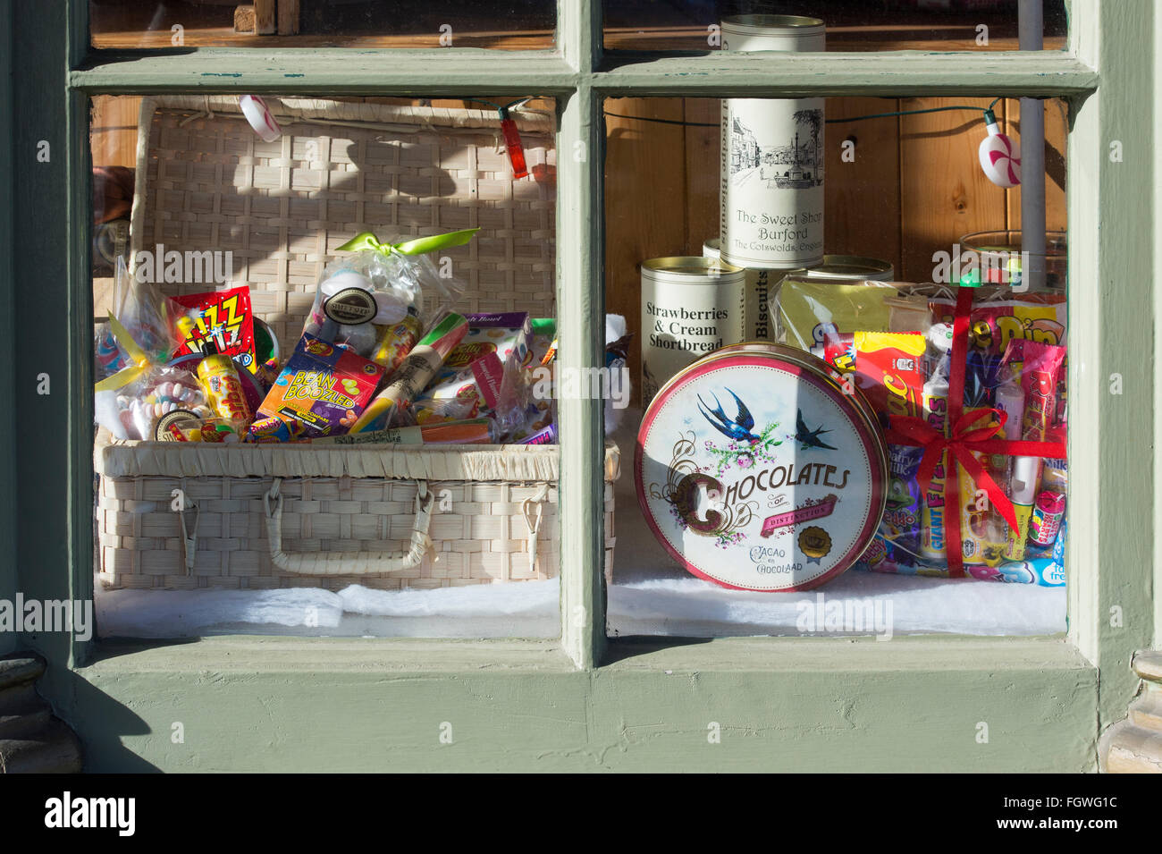 I dolci per i bambini in una dolce vetrina a Burford. Cotswolds, Oxfordshire, Inghilterra Foto Stock