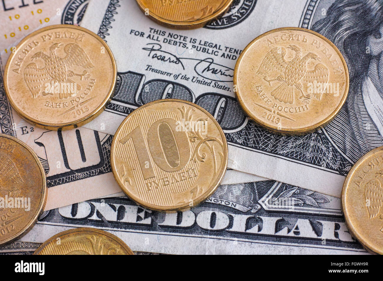 Ruble monete sulle fatture del dollaro. Close up. Foto Stock