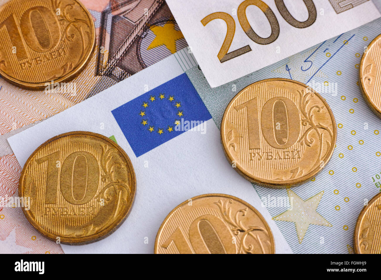 Ruble monete sulle banconote in euro. Close up. Foto Stock
