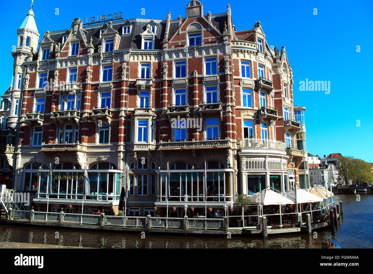 Hotel De L'Europe che si affaccia sul fiume Amstel di Amsterdam, Paesi Bassi Foto Stock