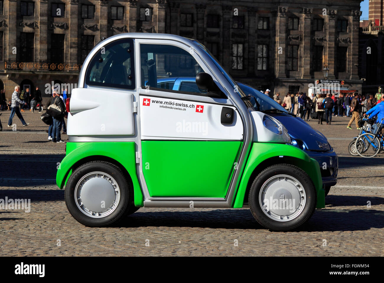 Auto elettrica al di fuori del Palazzo Reale, Piazza Dam, Amsterdam, Paesi Bassi Foto Stock