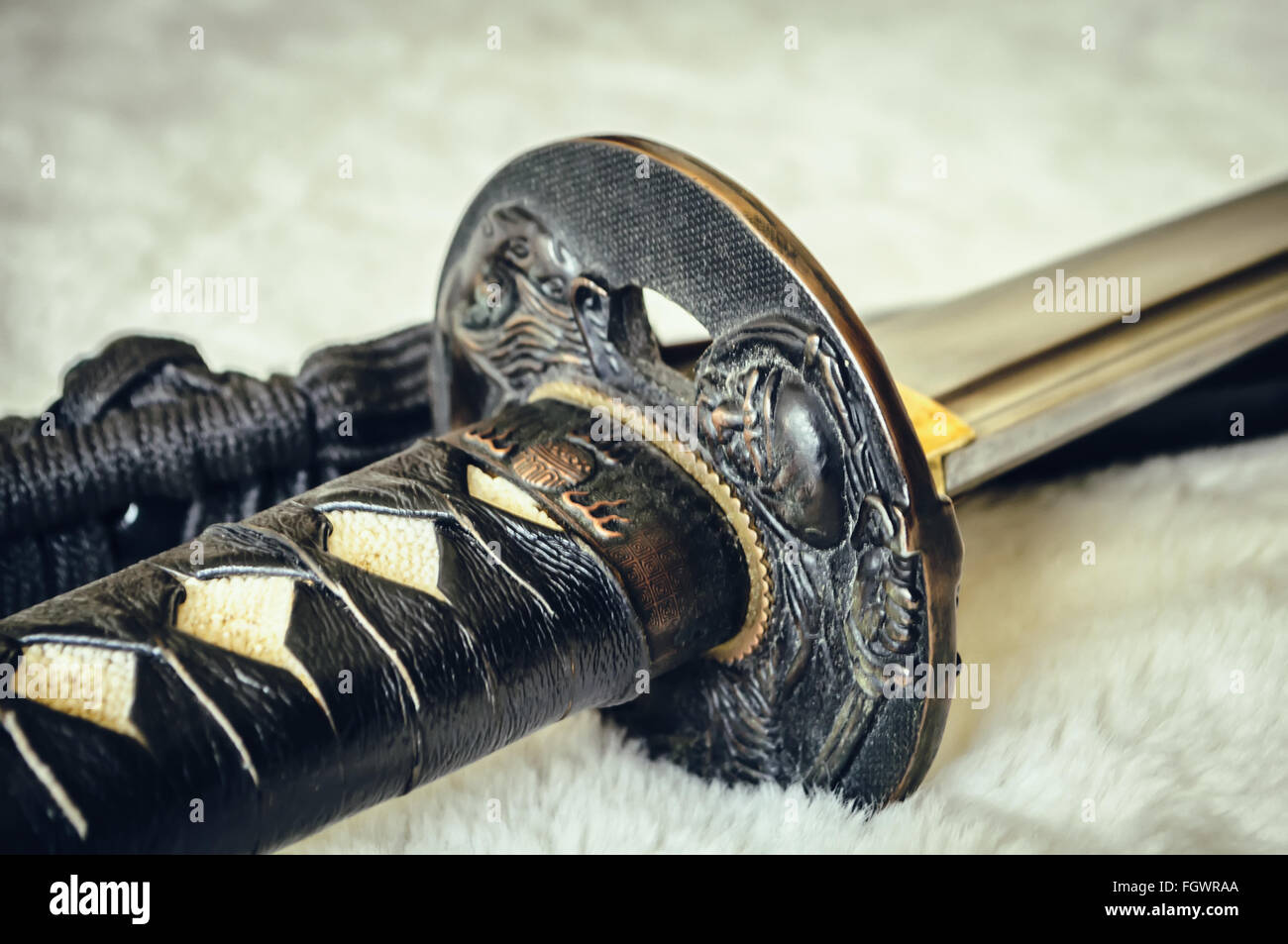 Closeup dettagli spada katana sulla pelliccia bianca Foto Stock