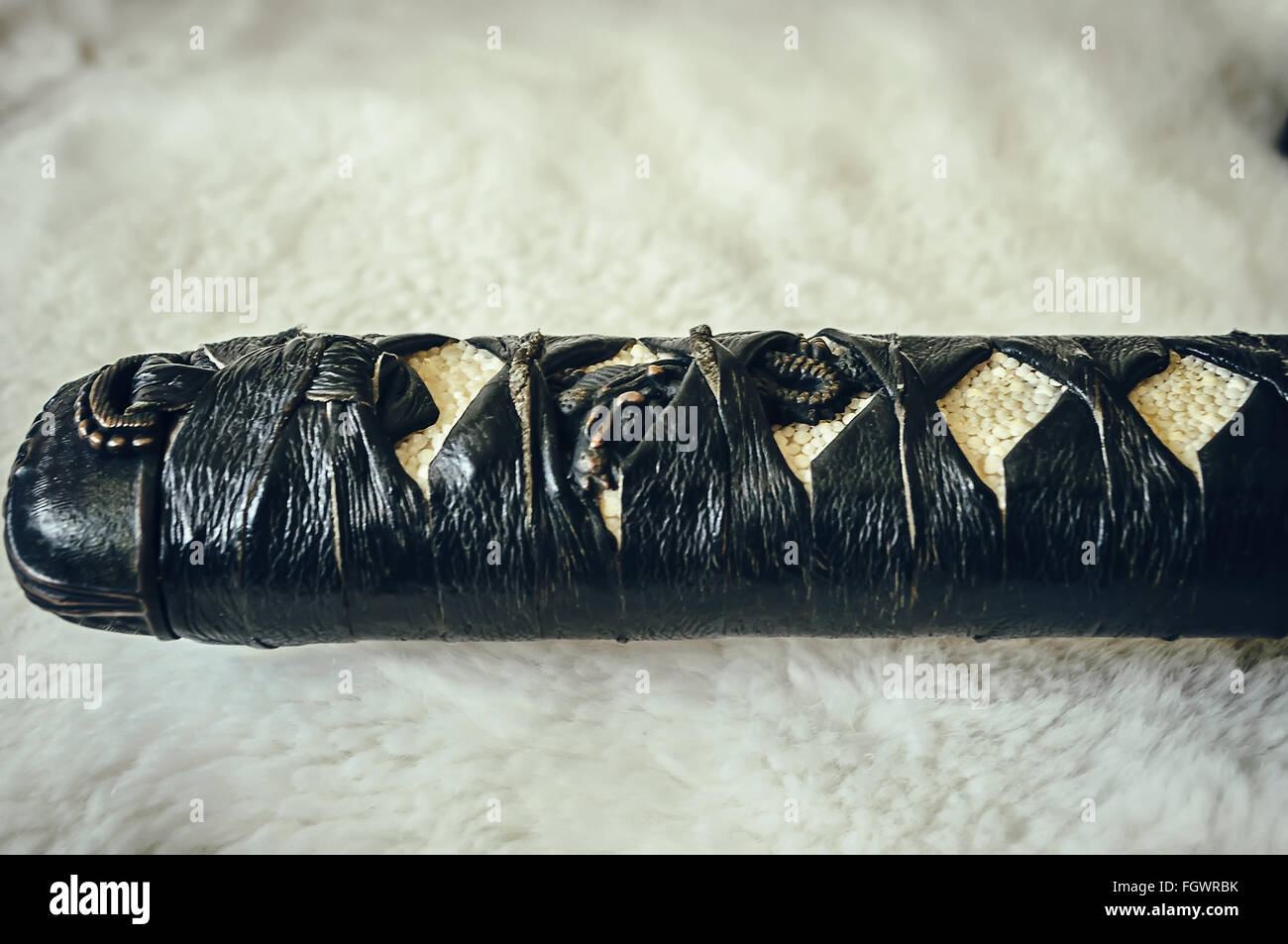 Closeup dettagli spada katana sulla pelliccia bianca Foto Stock