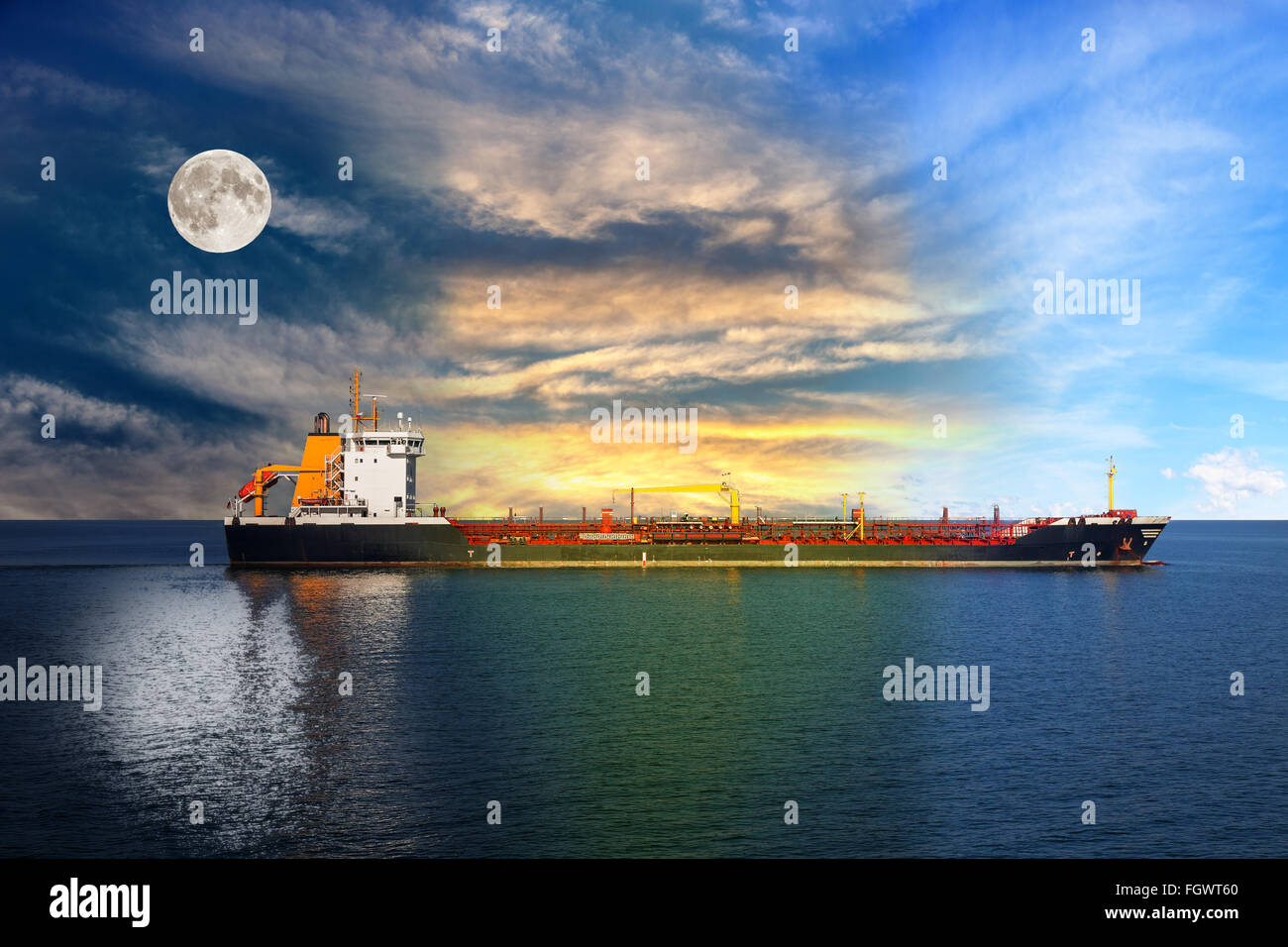 Transizione dalla notte al giorno - Concetto di spedizione. Foto Stock